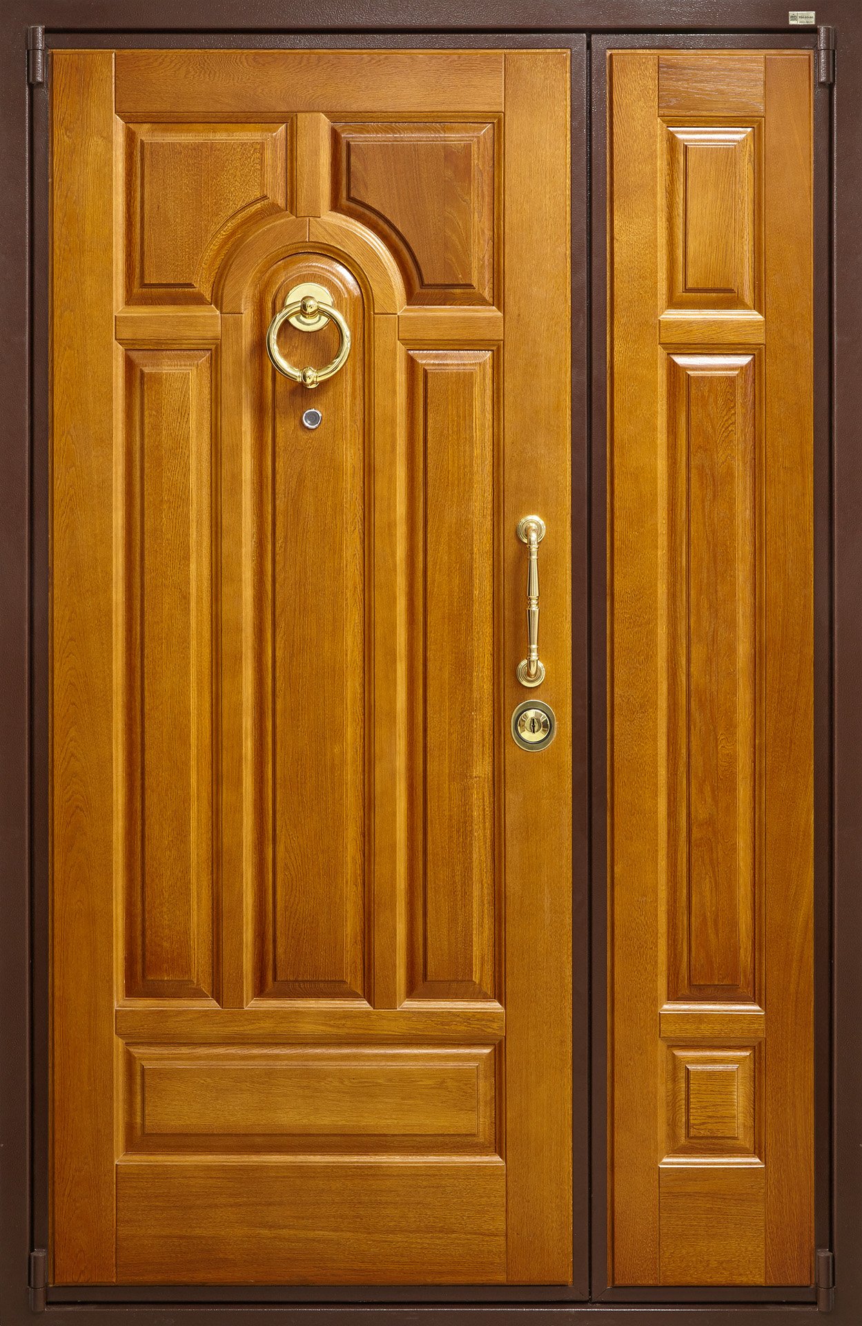 Купить входную дверь в симферополе. Входная дверь. Дверь входная деревянная. Двойная дверь входная. Массивная входная дверь.